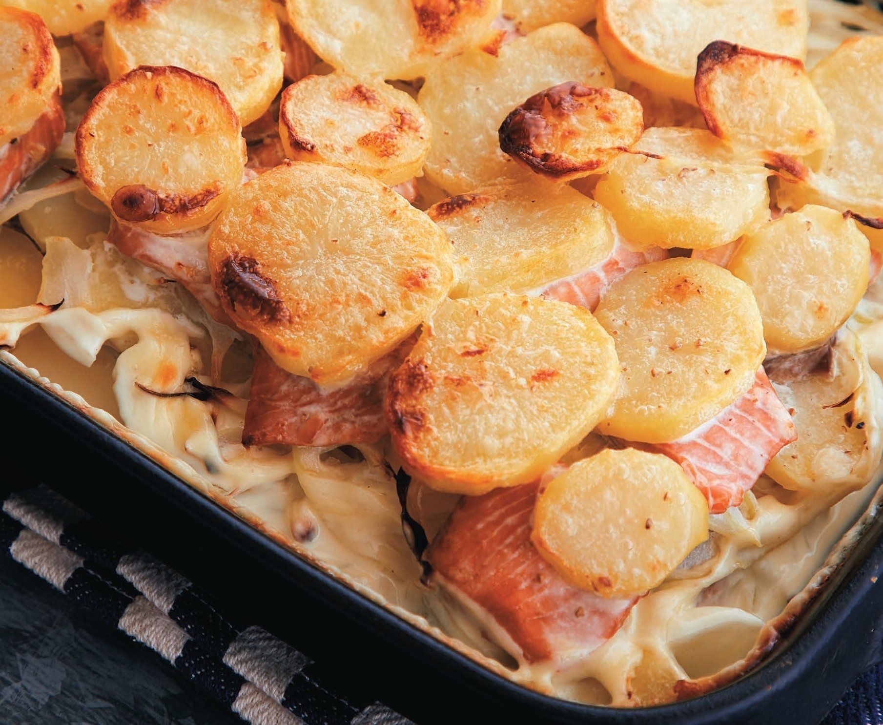 絶対においしい組み合わせ♪じゃがいもと鮭の重ね焼き