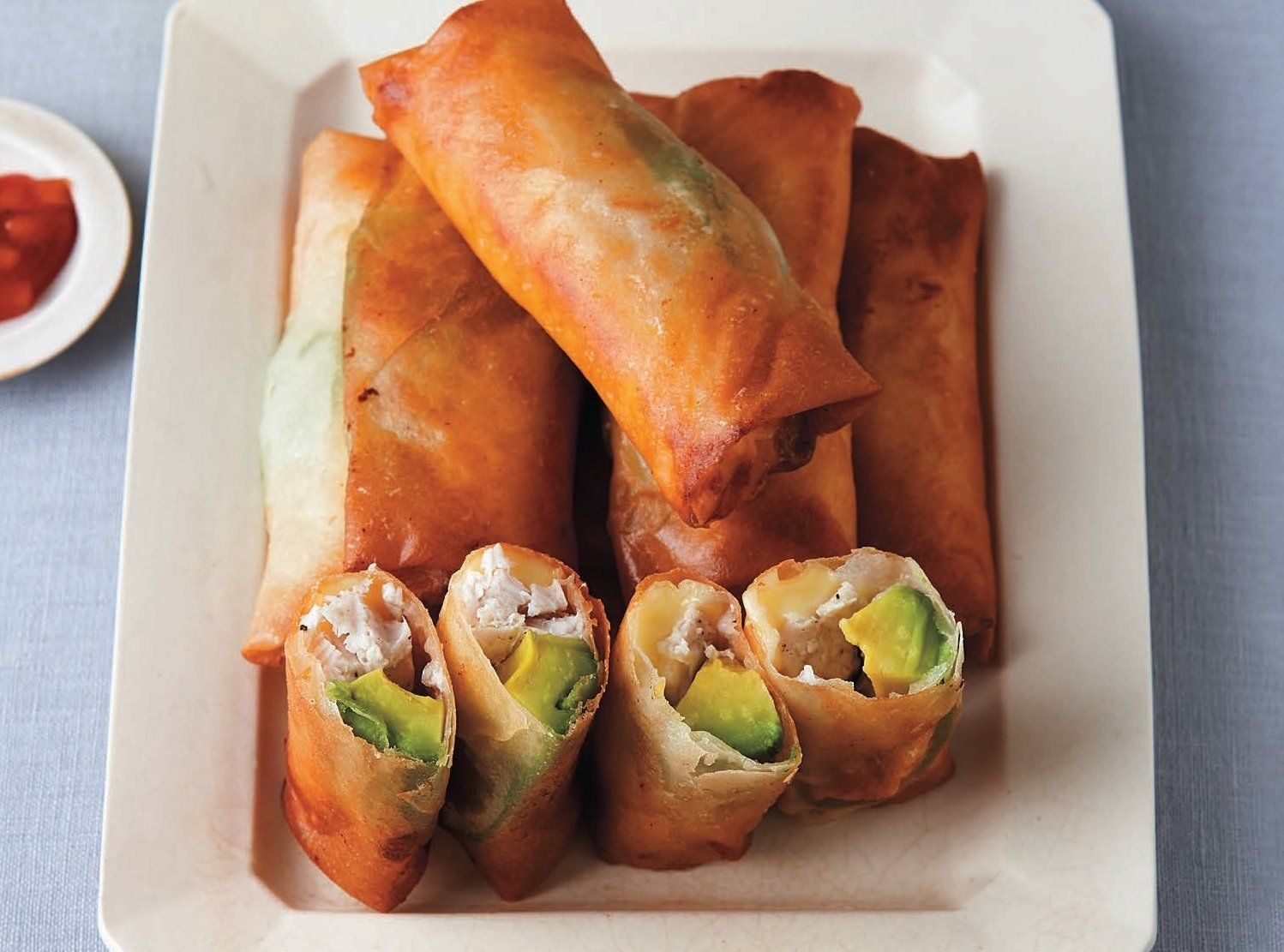 切って包んで揚げるだけの手軽さ！めかじきとアボカドのチーズ春巻き