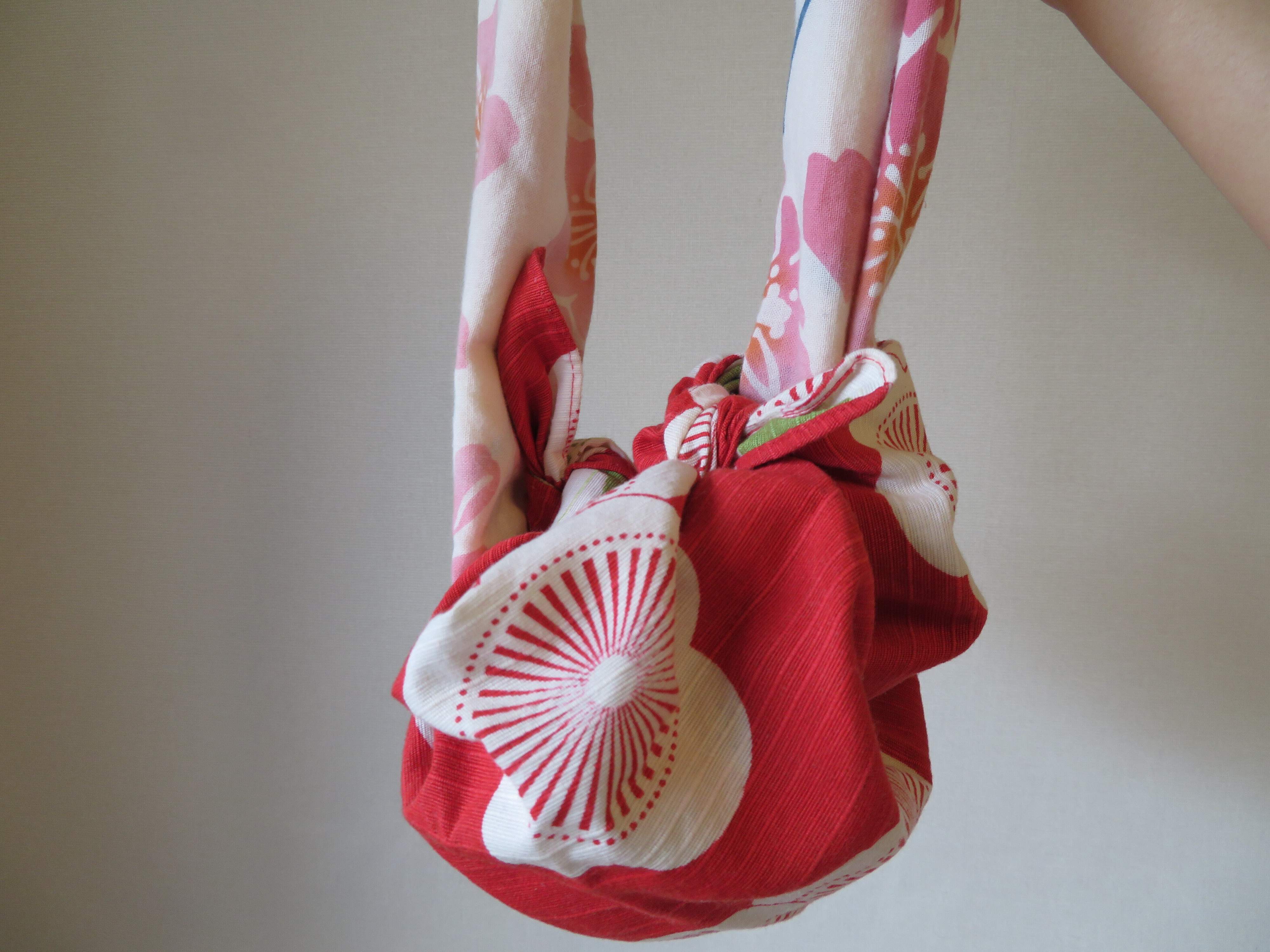 いろいろ使えて便利！ふろしきをエコバッグにしてみよう