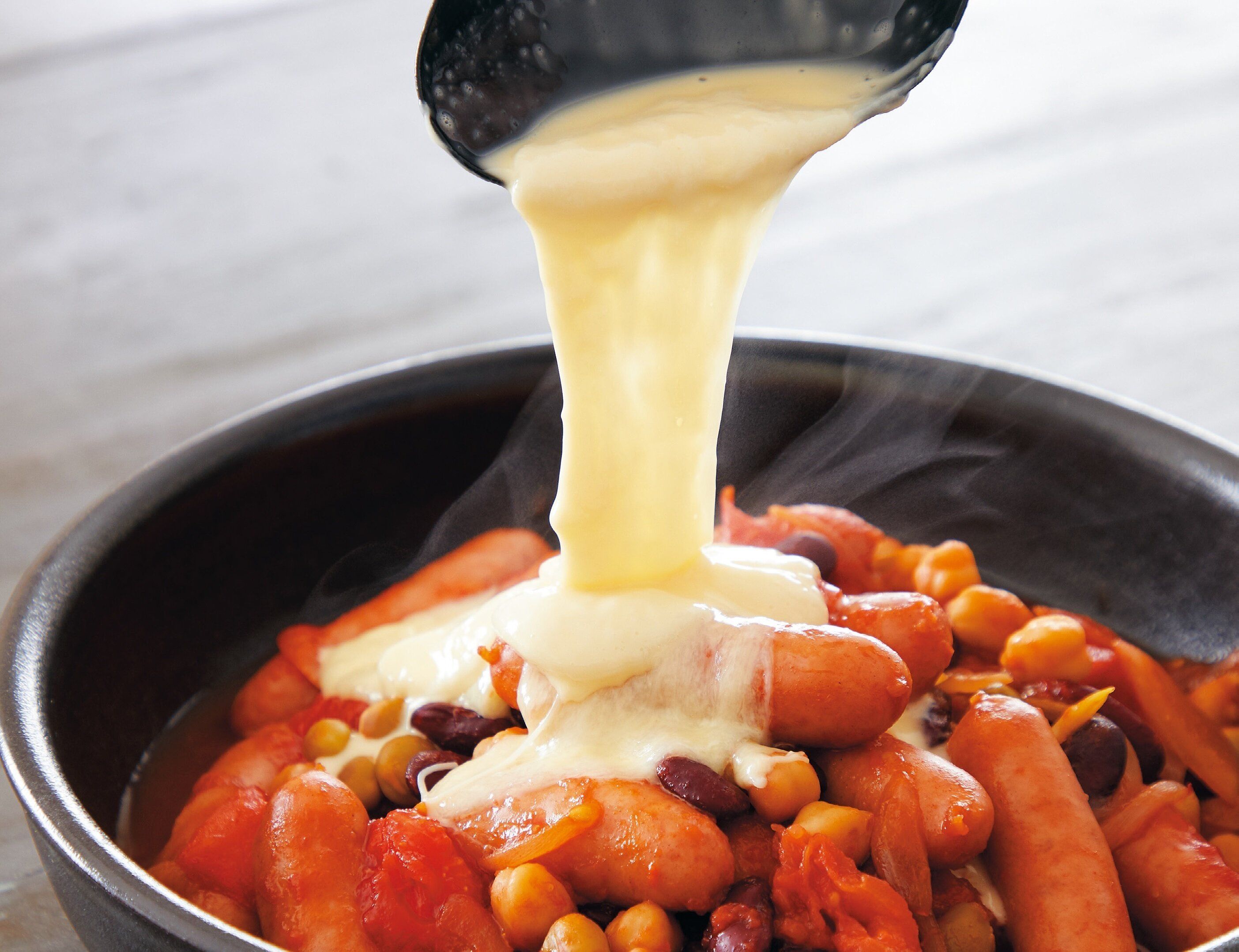 あつあつのチーズで大盛り上がり！トマトとソーセージのトロトロチーズソース