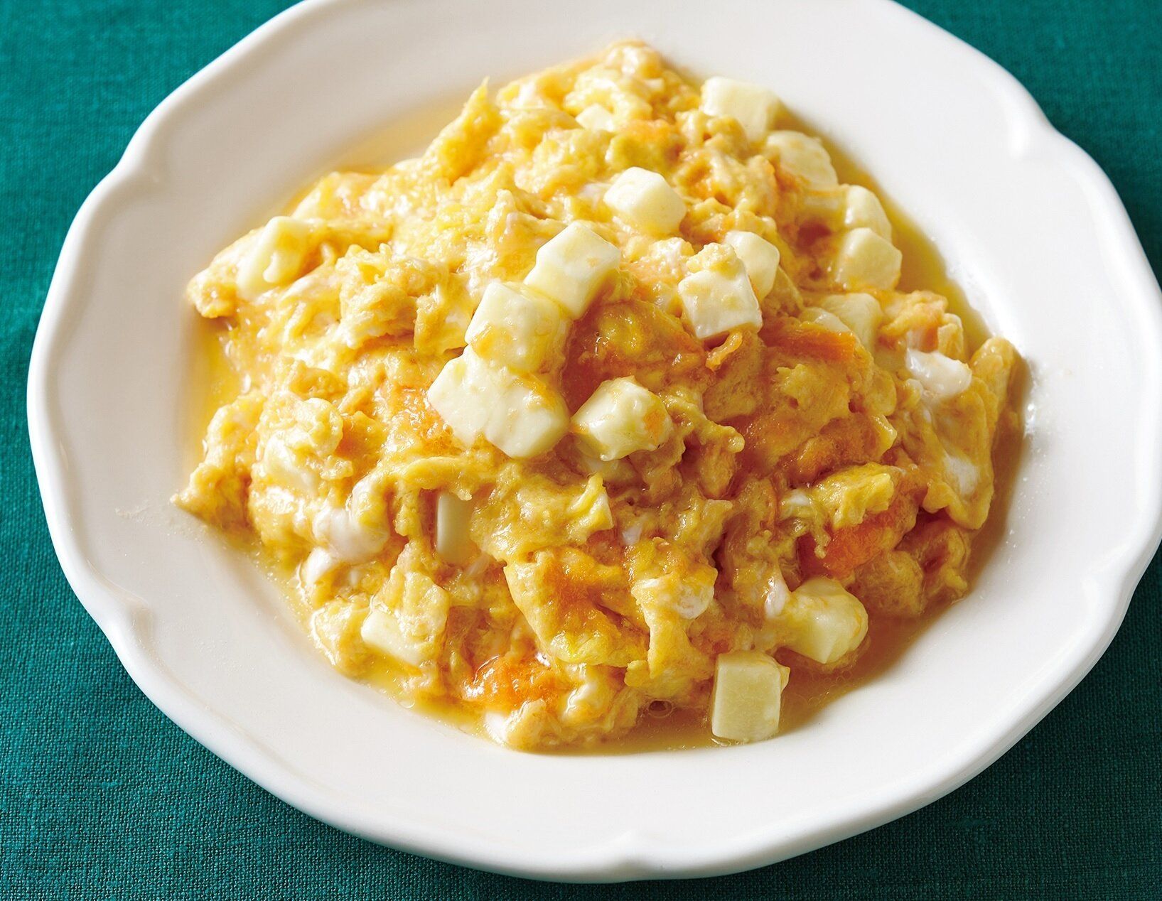 バター風味のチーズ入りでリッチな味！にんじんスクランブルドエッグ