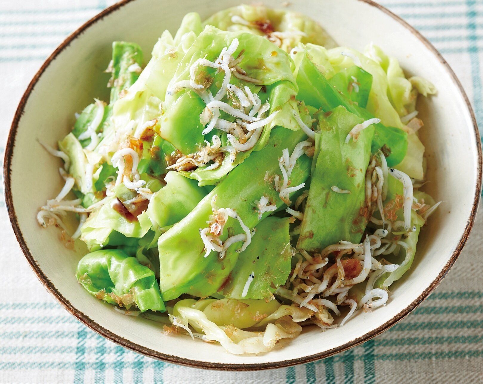 いつもの材料でクイックレシピ♪キャベツのおかかしらすあえ