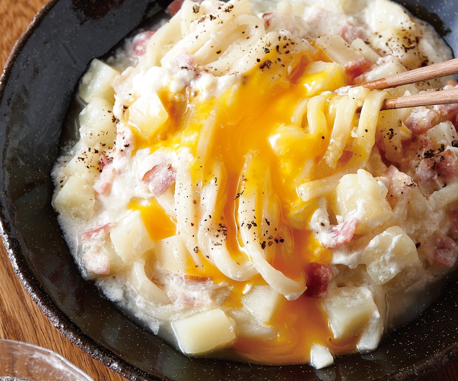 ほくっとしたじゃがいもが美味！じゃがいもとベーコンのカルボナーラ風うどん