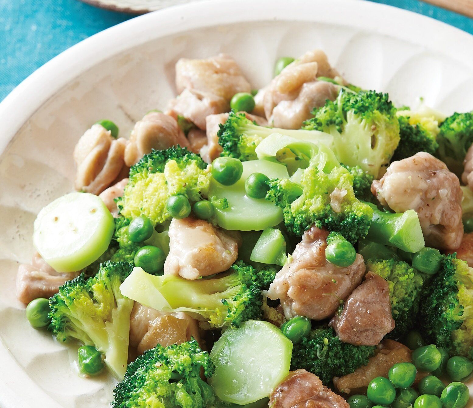 素材の持ち味がぐっと引き立つ♪鶏肉とブロッコリーのうま塩炒め