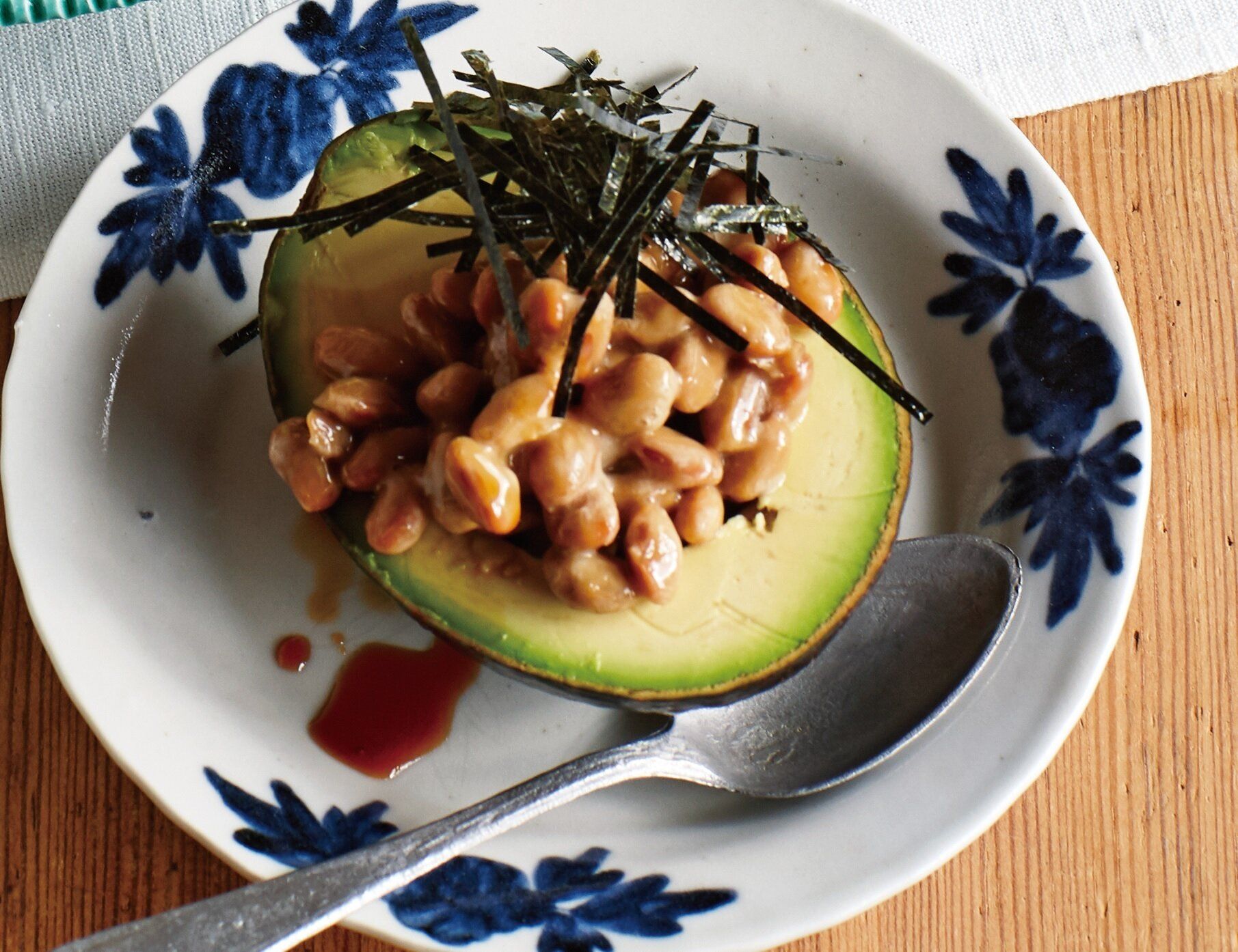 盛りつければすぐ完成、スプーンですくってめしあがれ！アボカド納豆