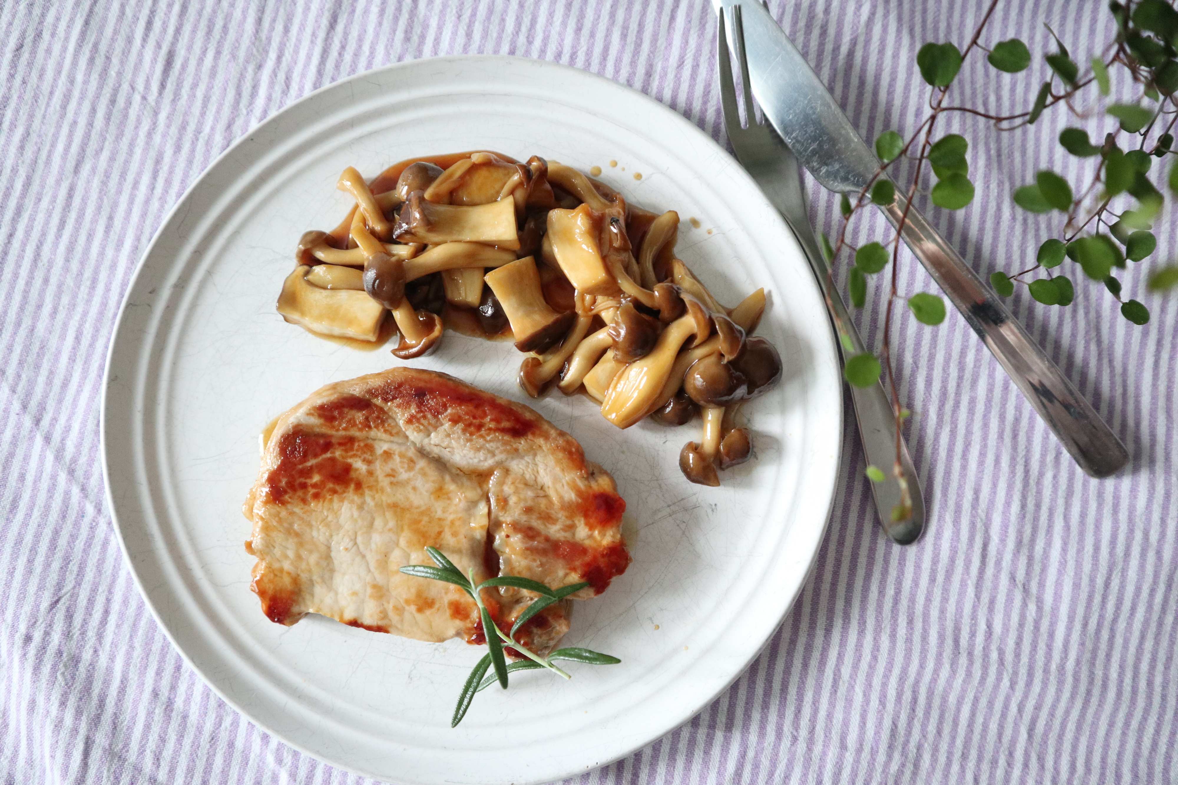 外食よりおいしいかも!?10分で「燻製」風味の味付けが完成するカルディのソース