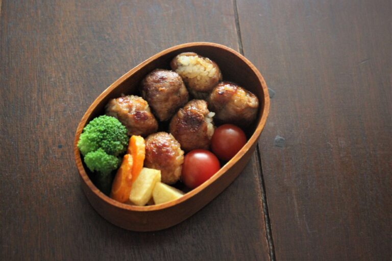 黄金手順でフライパンを何度も洗う必要なし！みんな大好き「肉巻きおにぎり弁当」のつくり方