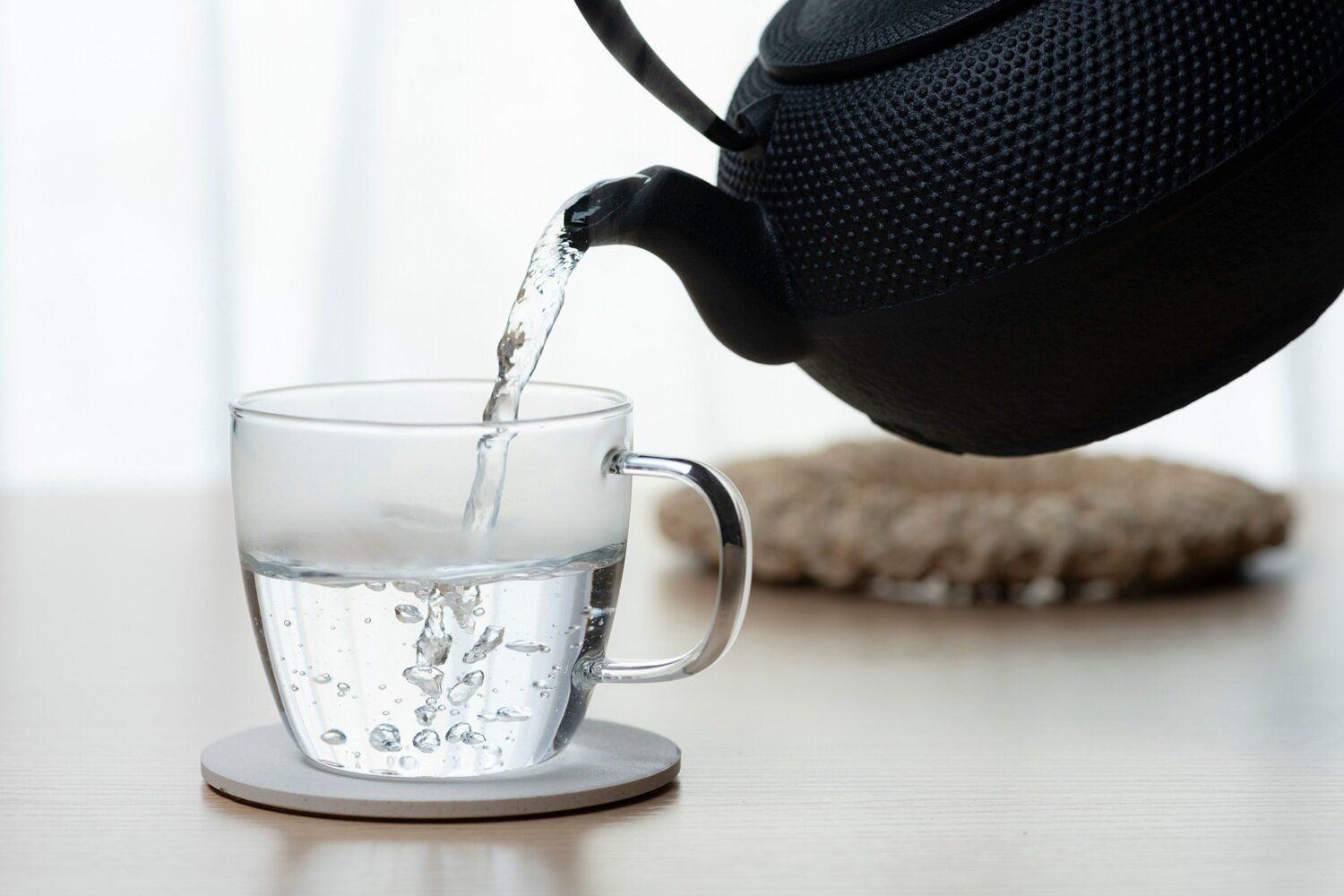 夏こそ飲みたい「白湯」だけど、寝起きですぐはNG！まずは〇〇を磨いてから