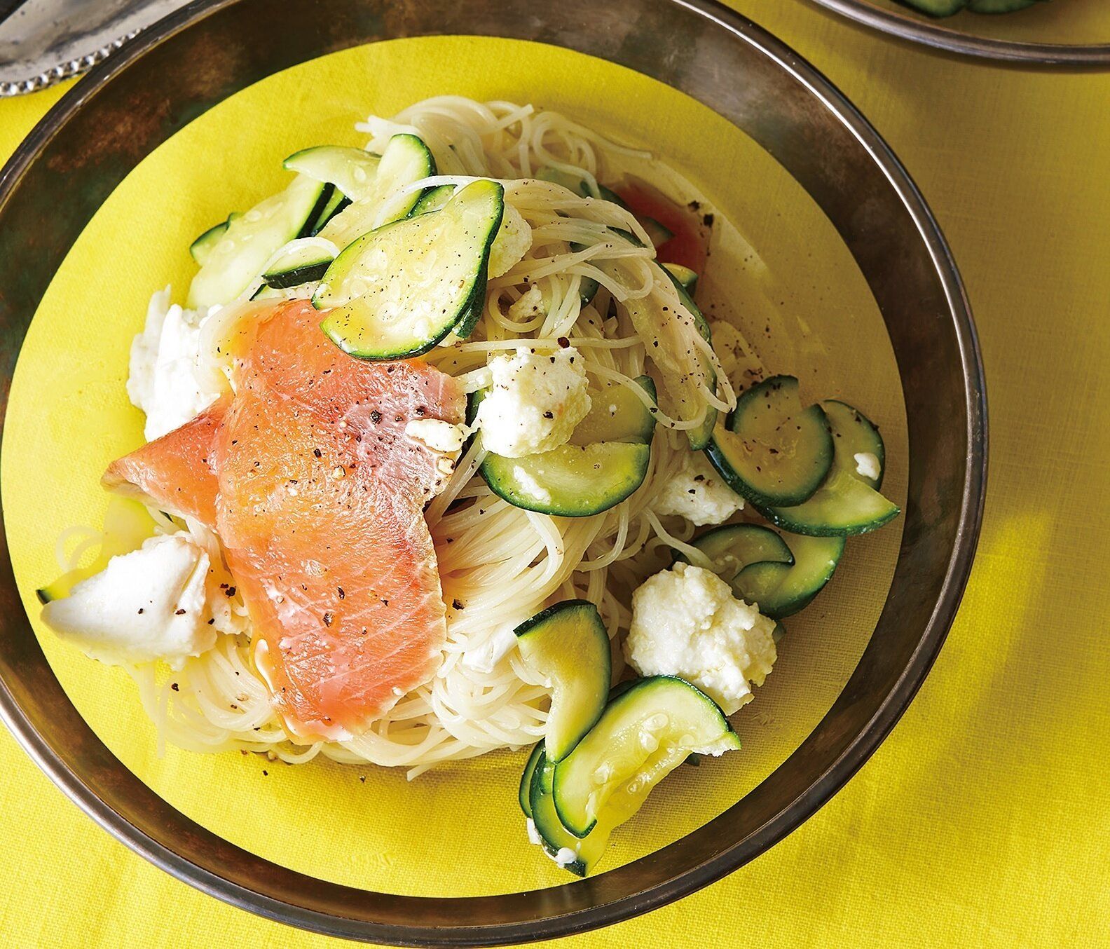 絶妙な食感のバランス！スモークサーモンとズッキーニのレモンパスタ