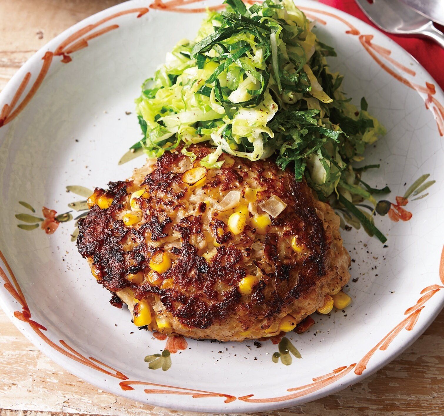 青じそ風味のコールスローと鶏ひき肉のあっさりさが合う！コーンハンバーグ