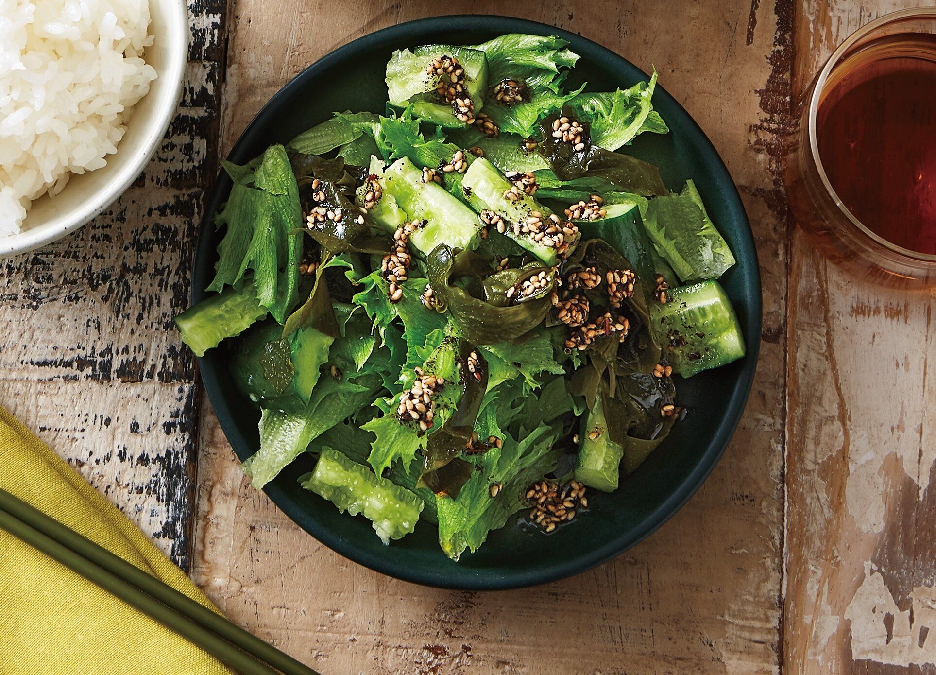 赤じそ風味のドレッシングが◎！グリーンリーフときゅうりとわかめのサラダ