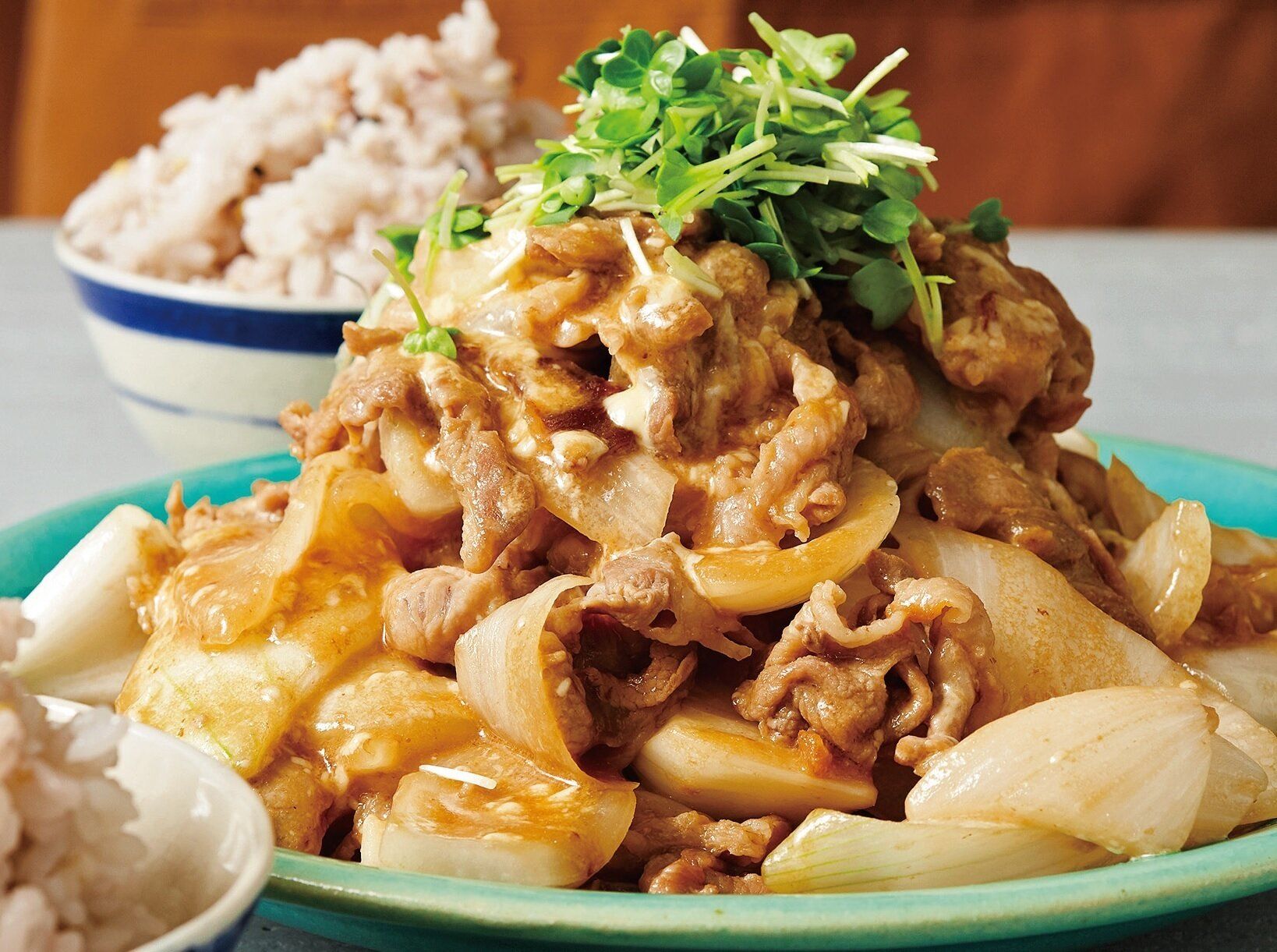 疲労回復効果も期待できる♪豚こまと新玉ねぎのオイスターマヨ炒め