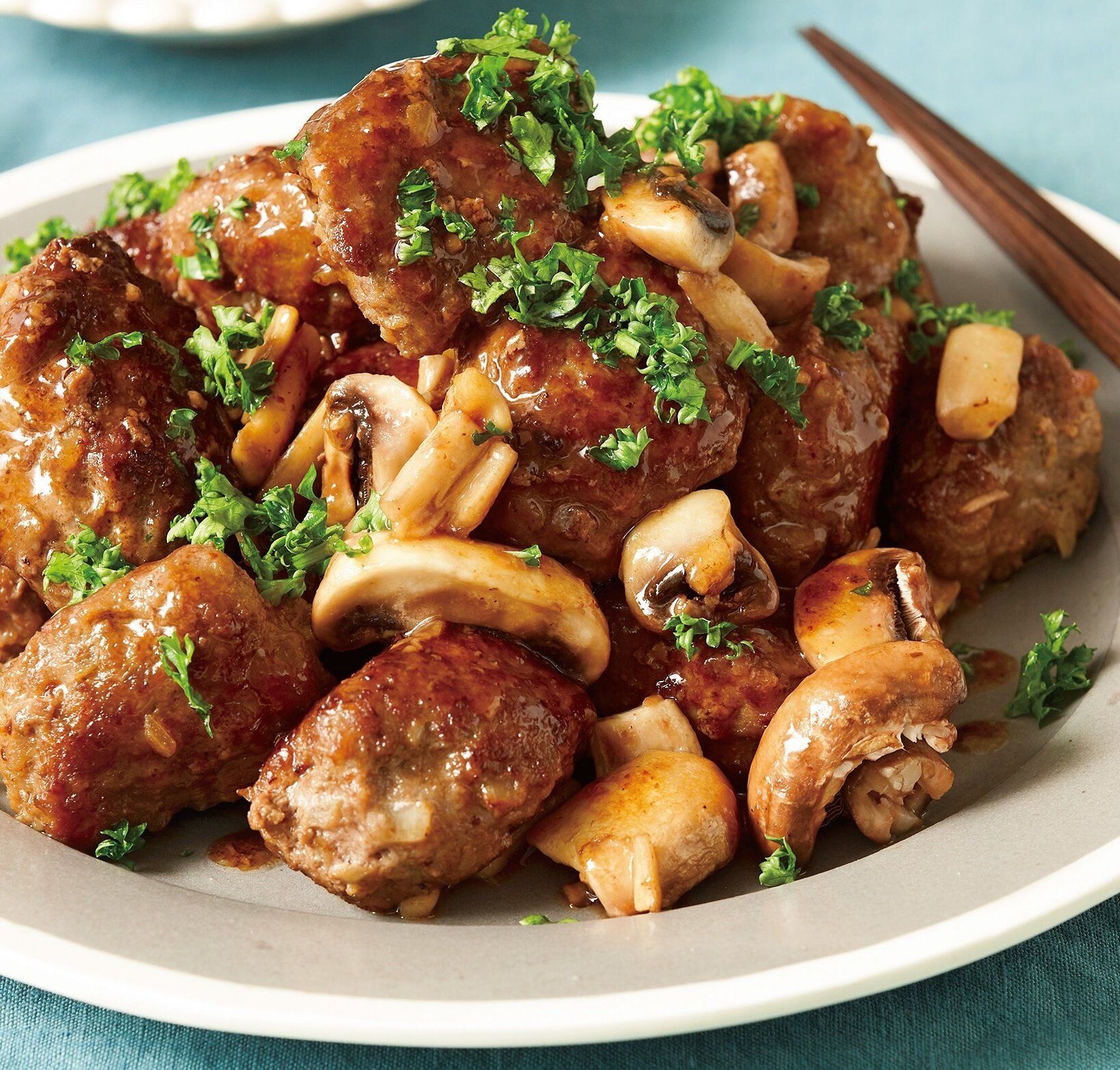 ビタミンB群や食物繊維も！一口ハンバーグとマッシュルームのバター照り焼き