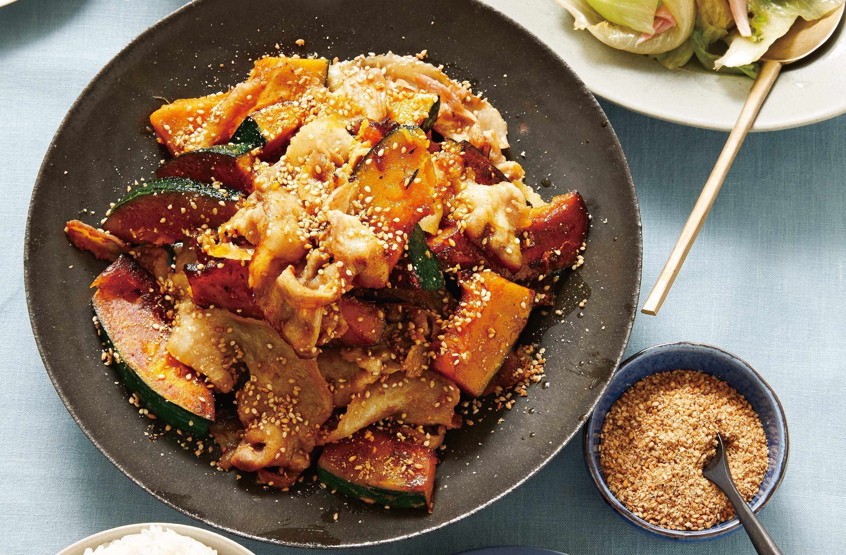 すりごまをふってカルシウムをプラス！豚かぼちゃ炒めごま酢あえ