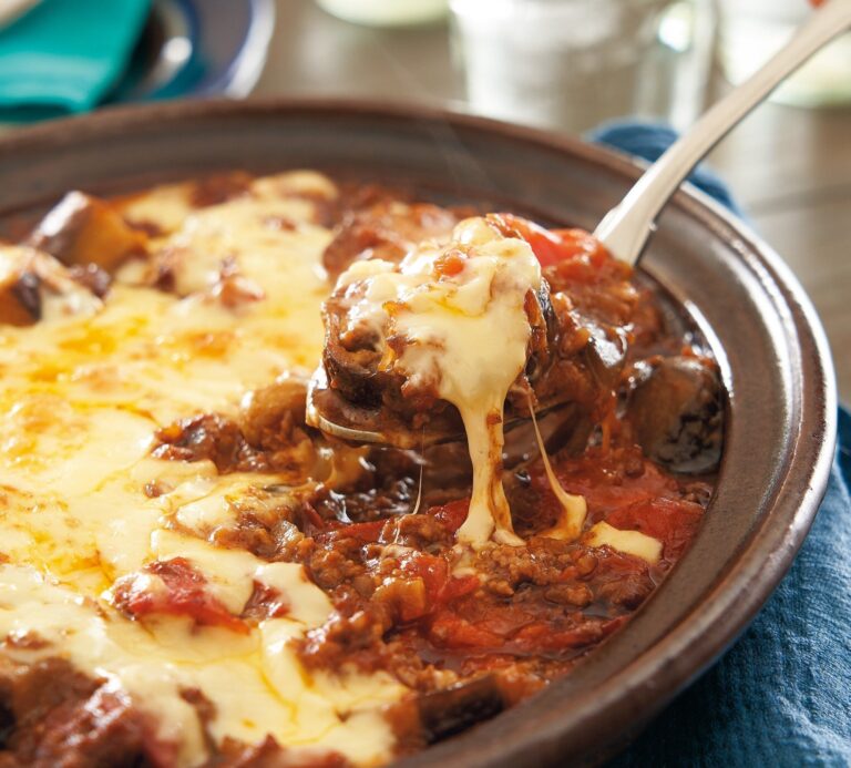 香ばしく濃厚なカレーにスプーンが止まらない！なすトマ焼きチーズカレー