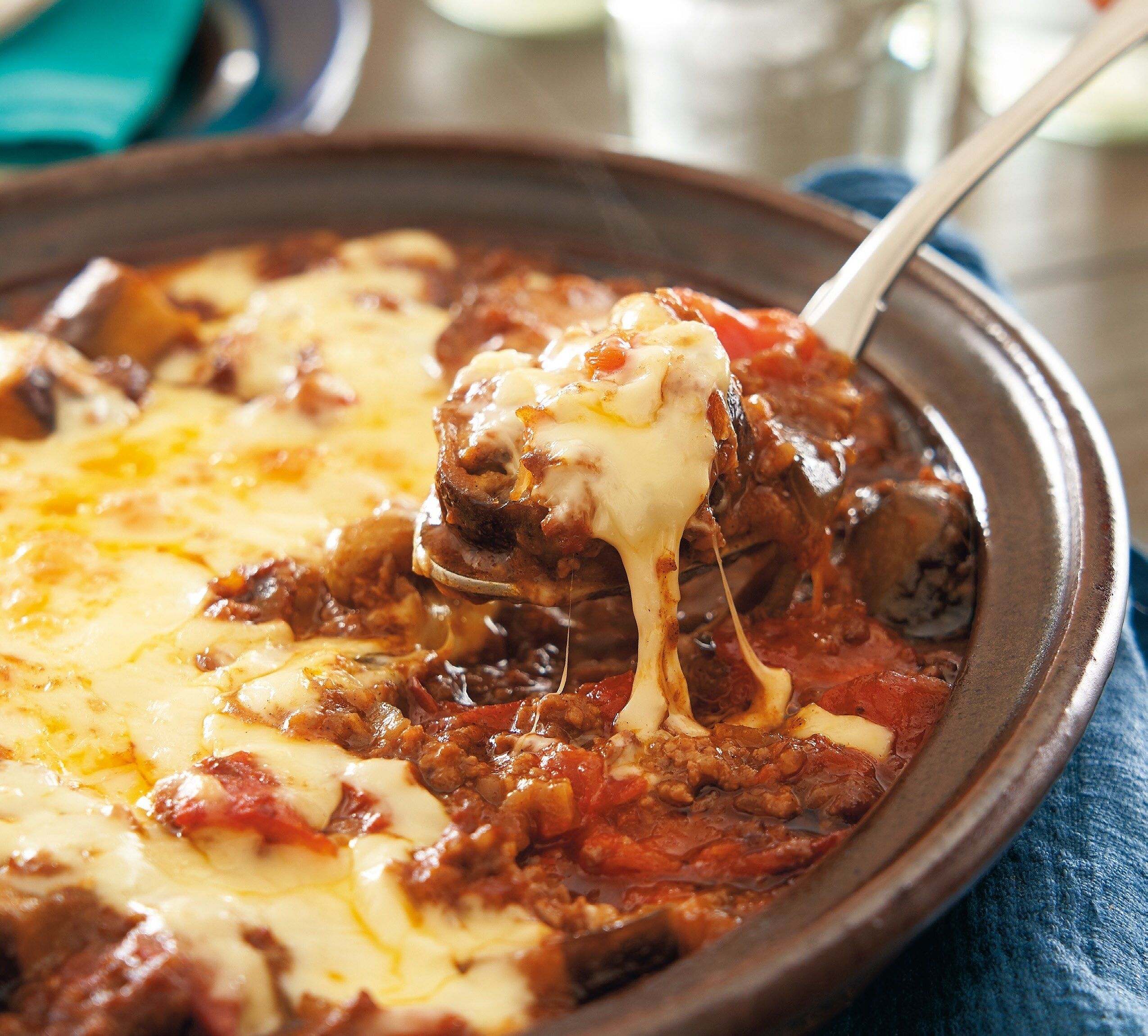 香ばしく濃厚なカレーにスプーンが止まらない！なすトマ焼きチーズカレー