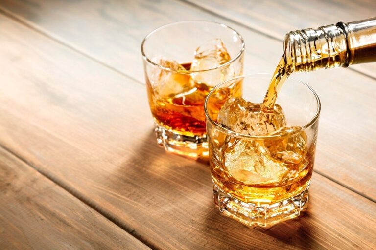 【管理栄養士監修】「ウイスキー」はいつまでおいしく飲める？賞味期限はある？正しい保存方法は？
