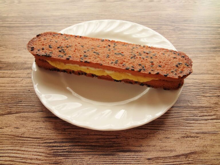 【ファミマ】さつま芋好きにはたまらない♡濃厚な安納芋の「香ばしクッキーのクリームサンド」が登場