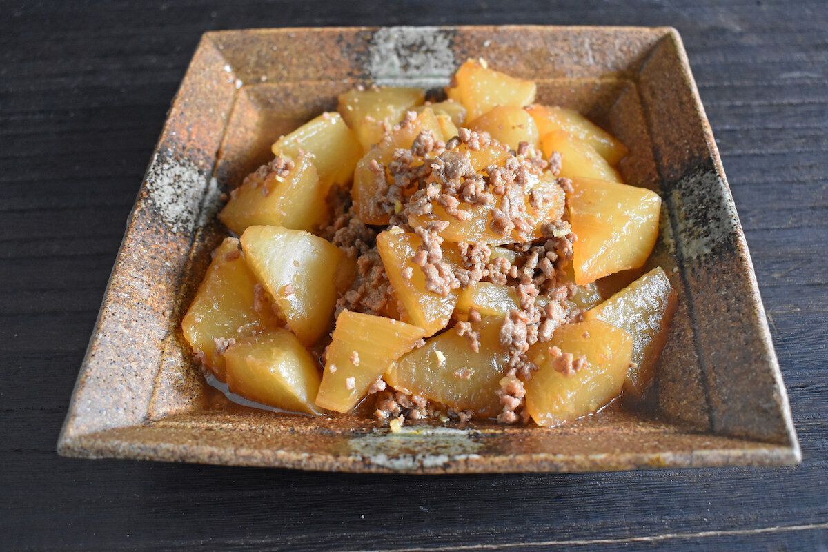 味付けはめんつゆにお任せ！飴色に輝く大根の煮物のつくり方