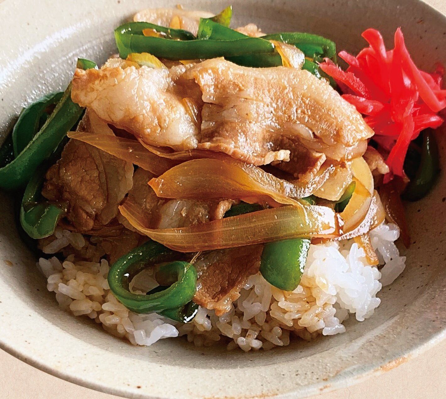 人気のしょうゆ味のどんぶりに野菜プラスで大満足！ピーマン豚丼