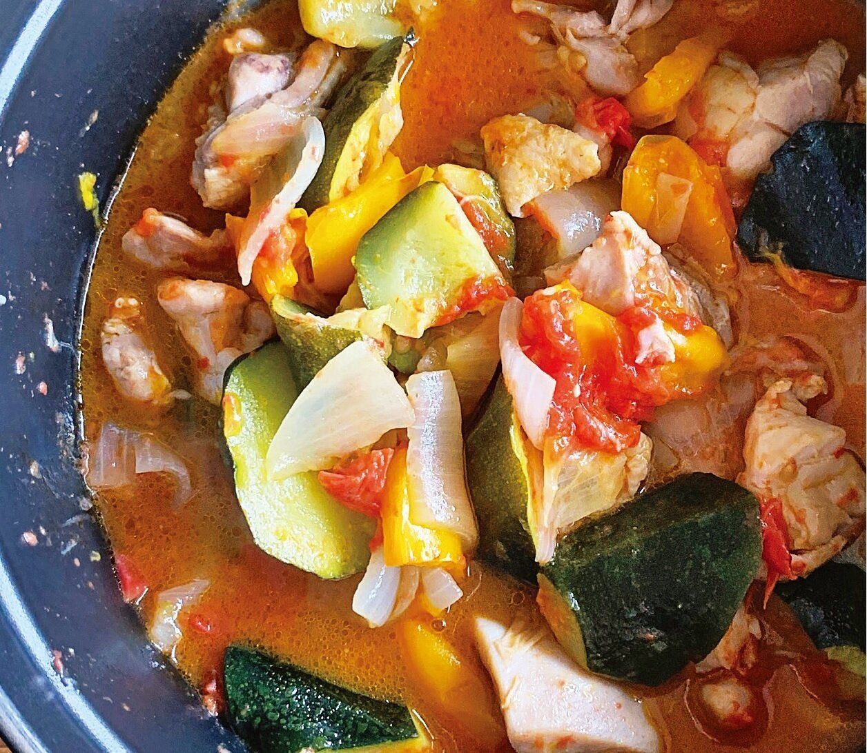 蒸し煮で野菜のかさが減ってうまみが凝縮♪チキンラタトゥイユ