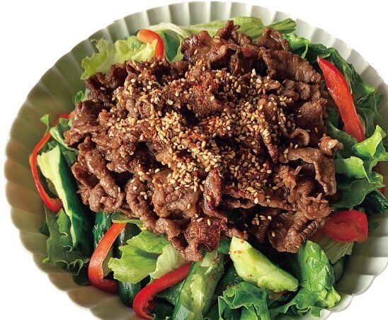 食欲誘う甘辛味の肉をからめて生野菜をたっぷりと！焼き肉サラダ