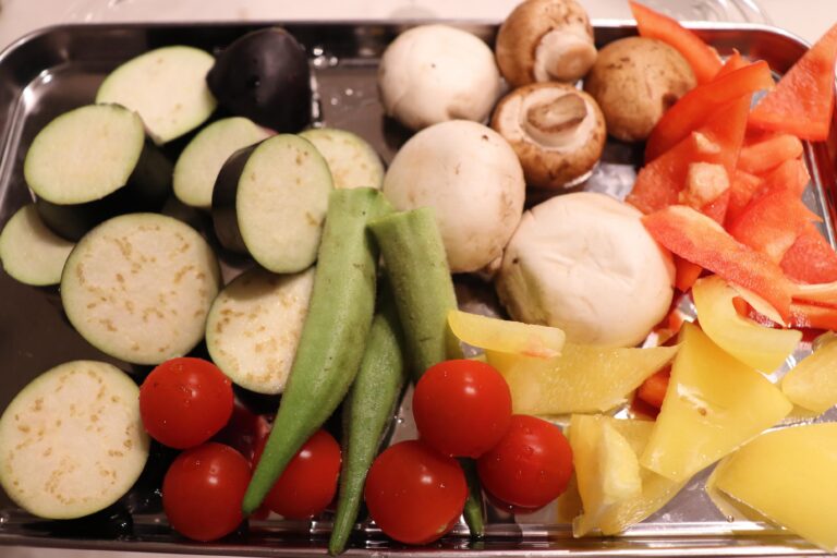 【漬け込んでオーブンに入れるだけ！】鶏もも肉のグリル味噌風味