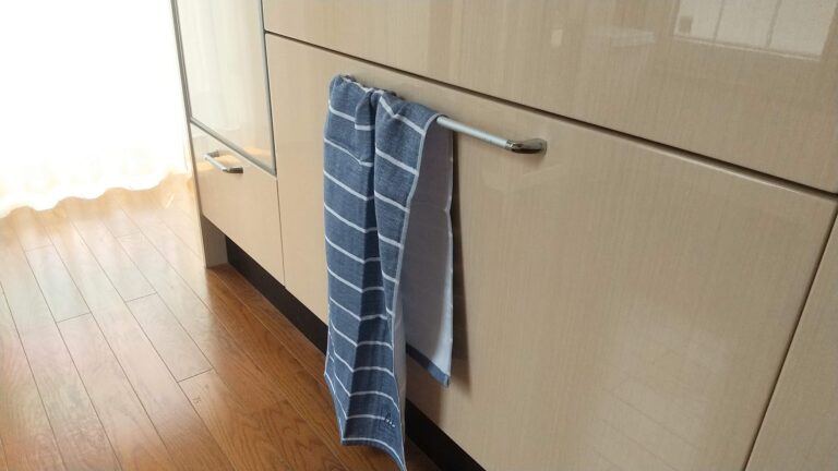 【ニトリ】キッチンのタオルがズレたり落ちたりしない！シンプルな超便利アイテムとは？