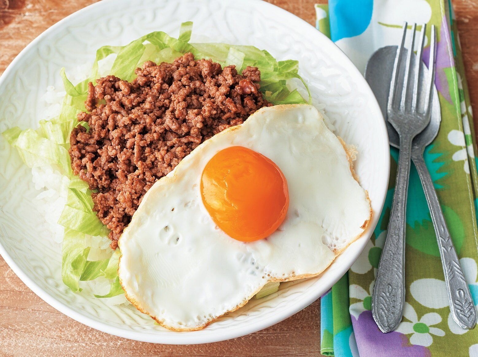 目玉焼きものせて見た目もボリュームも1.5倍増し！ロコモコ風丼