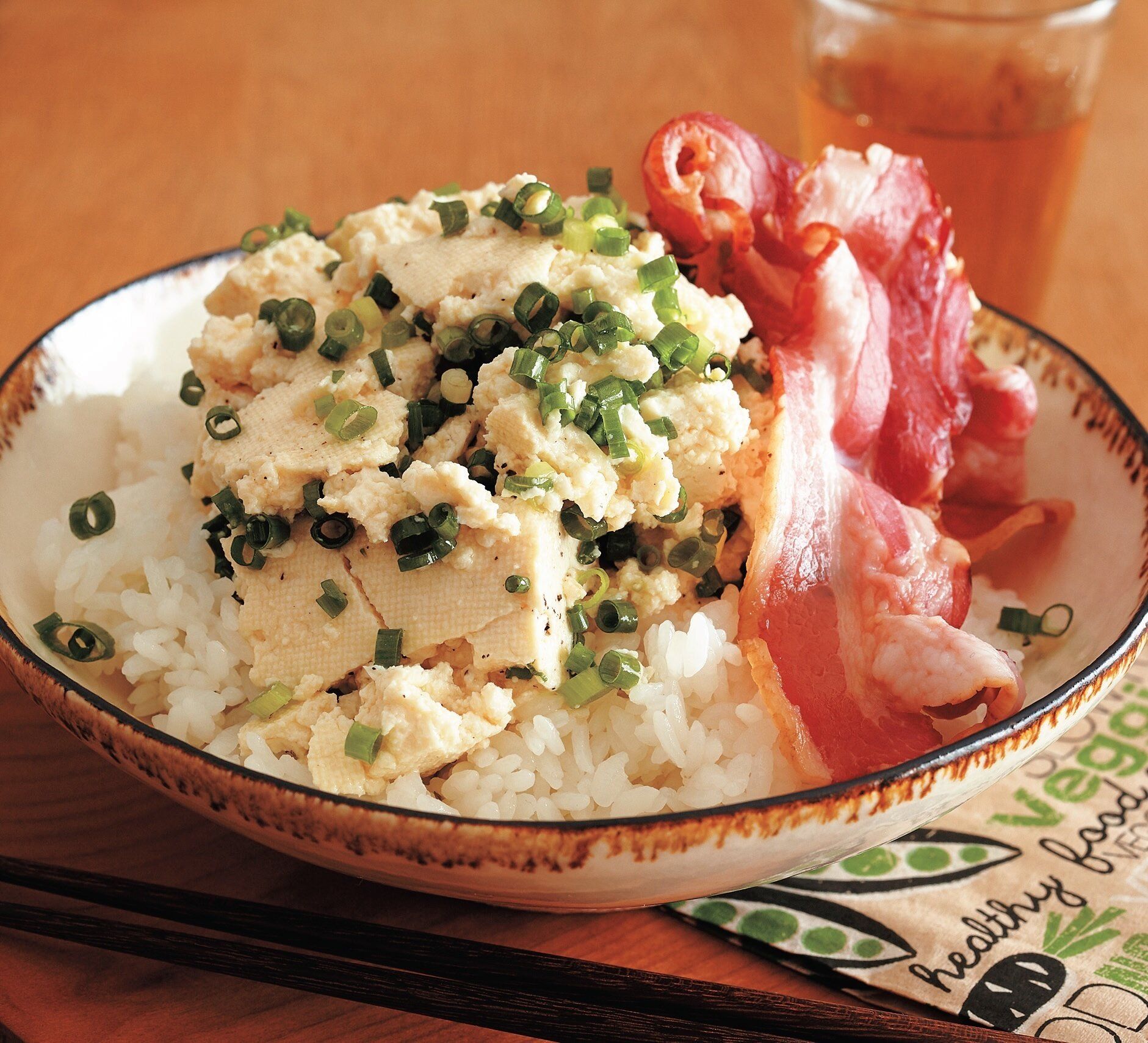 レンジでカリカリになるなんて！カリカリベーコンとねぎ塩豆腐丼