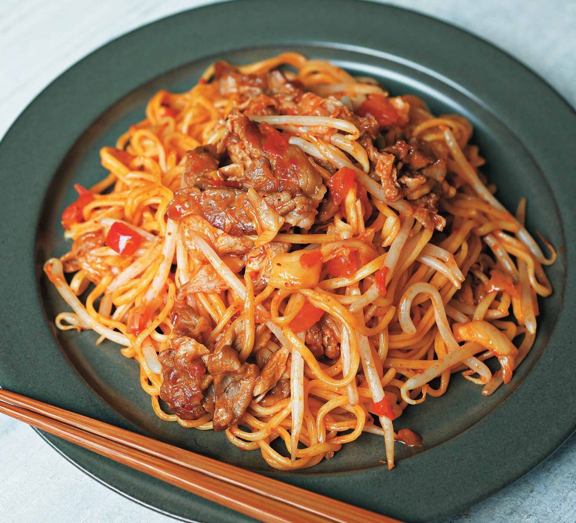 キムマヨ味で子どもががっついちゃう！キムチトマト焼きそば