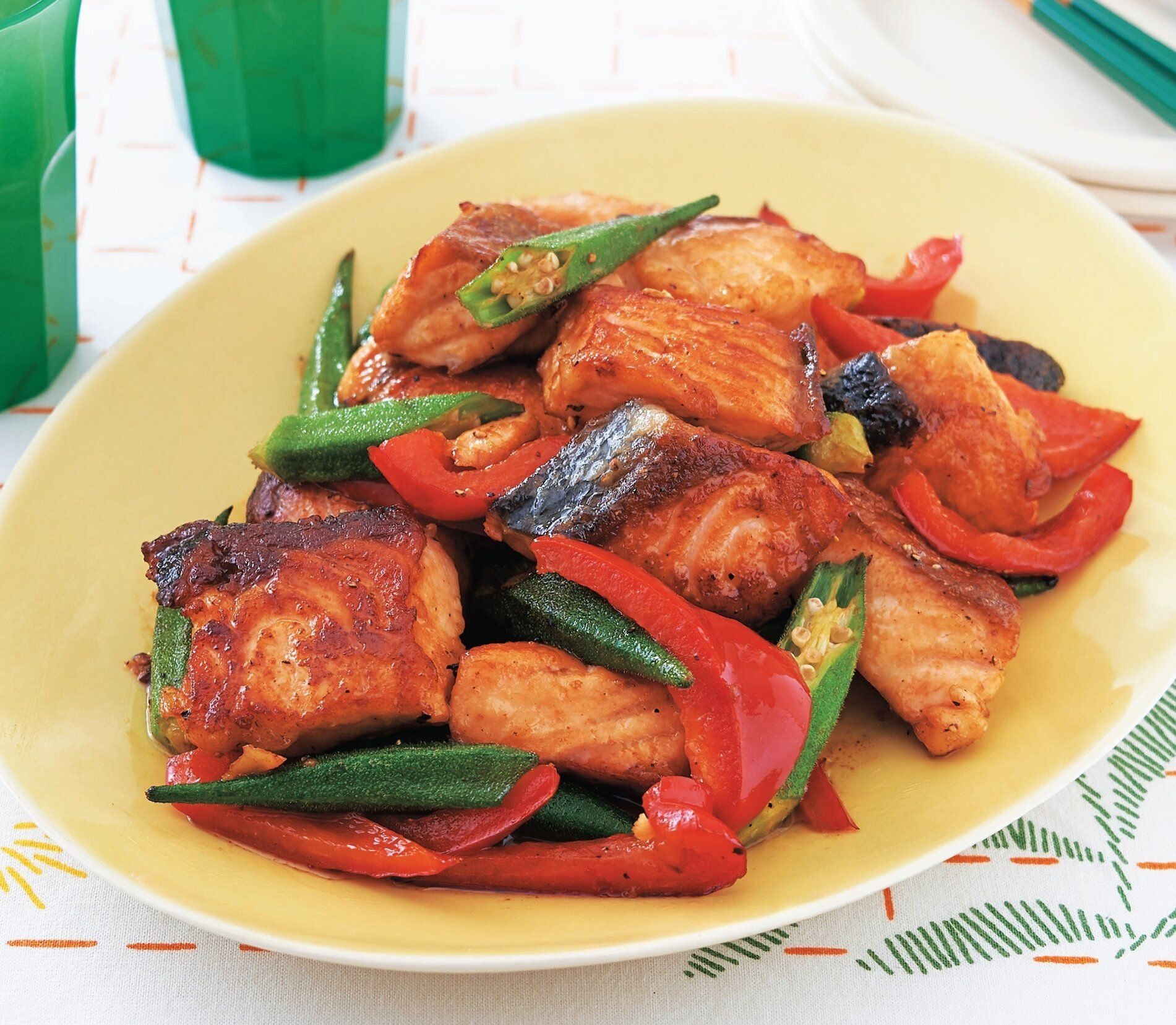 フライパンで作る魚料理♪サーモンとオクラのバターじょうゆ焼き