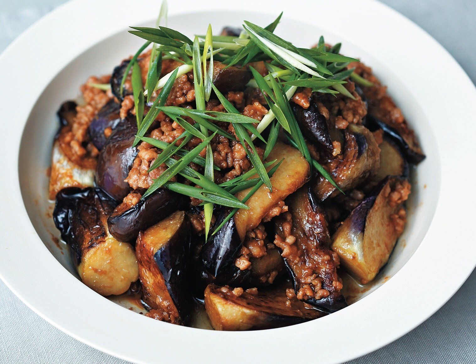 材料を時間差で炒めたら調味料をイン！ひき肉となすの甘みそ炒め