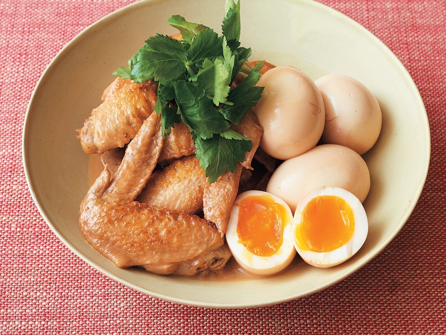 短時間で味しみしみでおいしい！鶏手羽先と卵のポン酢煮