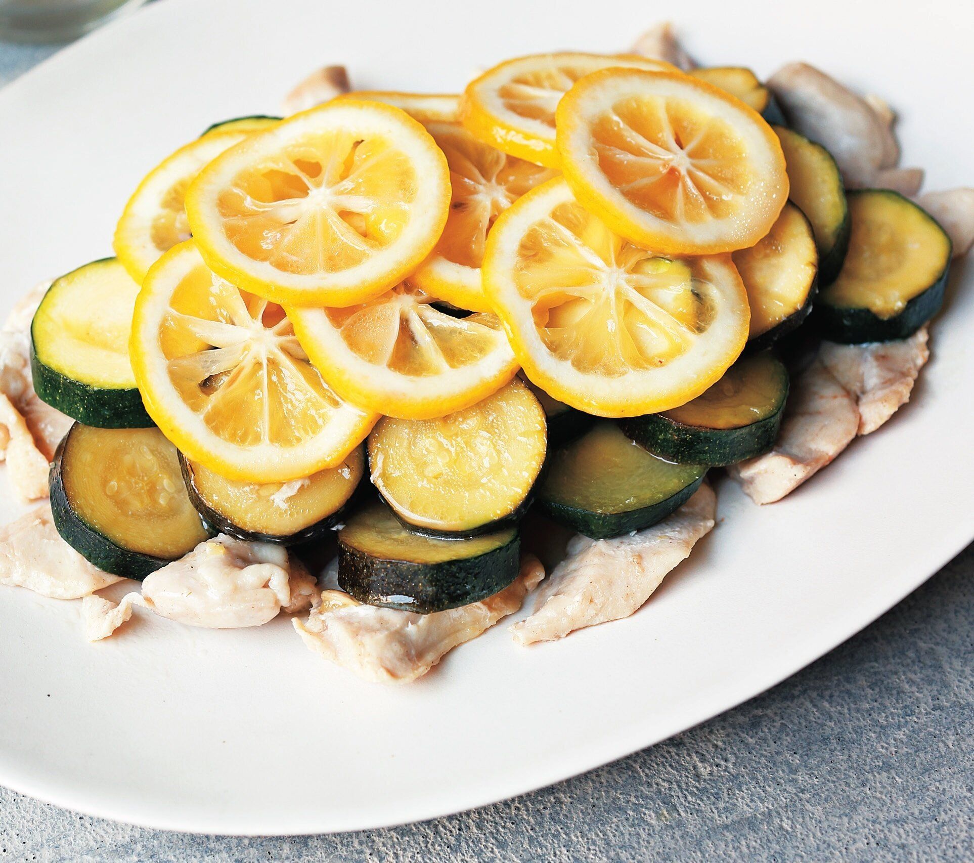 レストラン級の見た目と味♪鶏肉とズッキーニのレモンバター蒸し