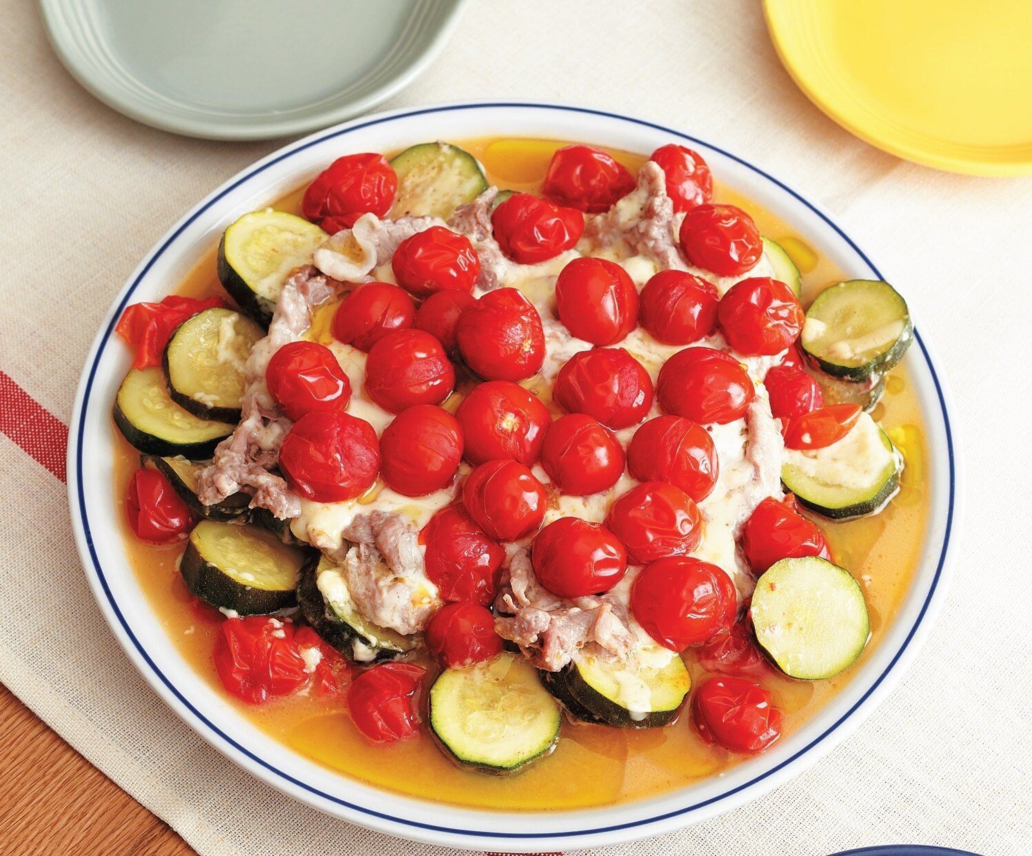 重ね入れたら一気に加熱するだけ！豚肉とズッキーニのチーズ蒸し