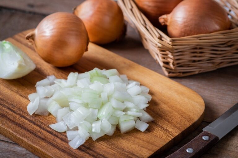 舌を出しながら玉ねぎを切ると涙が出ない!?「玉ねぎで泣かない方法」を家事の専門家に聞いた