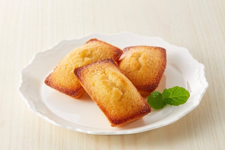 【管理栄養士監修】賞味期限切れの「フィナンシェ」は冷蔵保存でいつまで食べられる？傷んだときの特徴や保存方法を解説！