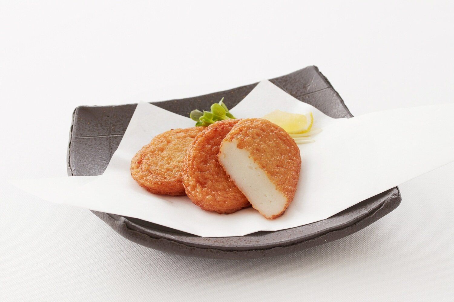 【管理栄養士監修】賞味期限切れの「さつま揚げ」は冷蔵保存でいつまで食べられる？傷んだ時の特徴や保存方法を解説！