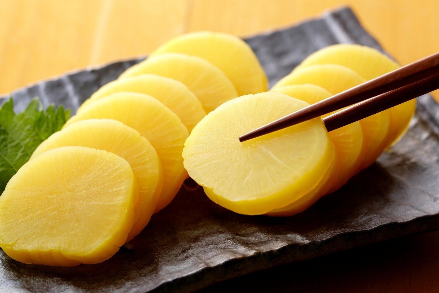 【管理栄養士監修】賞味期限切れの「沢庵（たくあん）」は冷蔵保存でいつまで食べられる？傷んだときの特徴や保存方法を解説！