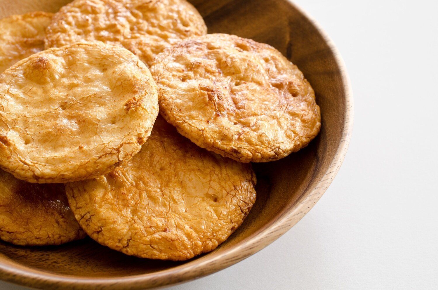 【管理栄養士監修】賞味期限切れの「せんべい」はいつまで食べられる？傷んだときの特徴や保存方法を解説！