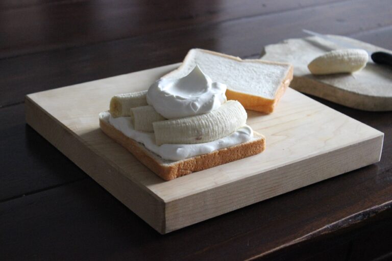 作らないおやつ！お手軽なのに、まるでケーキなバナナクリームサンド