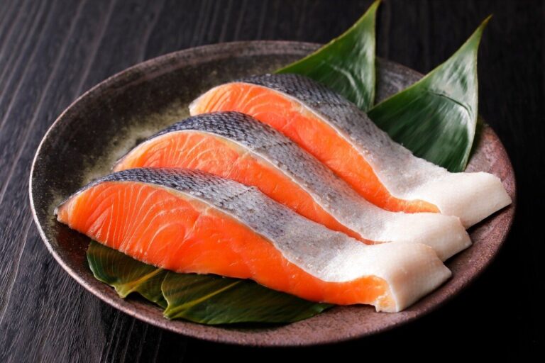 【管理栄養士監修】「鮭」の主な栄養素とカロリーまとめ！おすすめな調理方法は？
