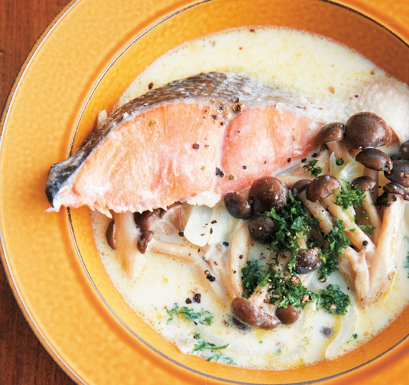 塩鮭の塩分のみで絶品スープに！塩鮭ときのこのクリーム煮