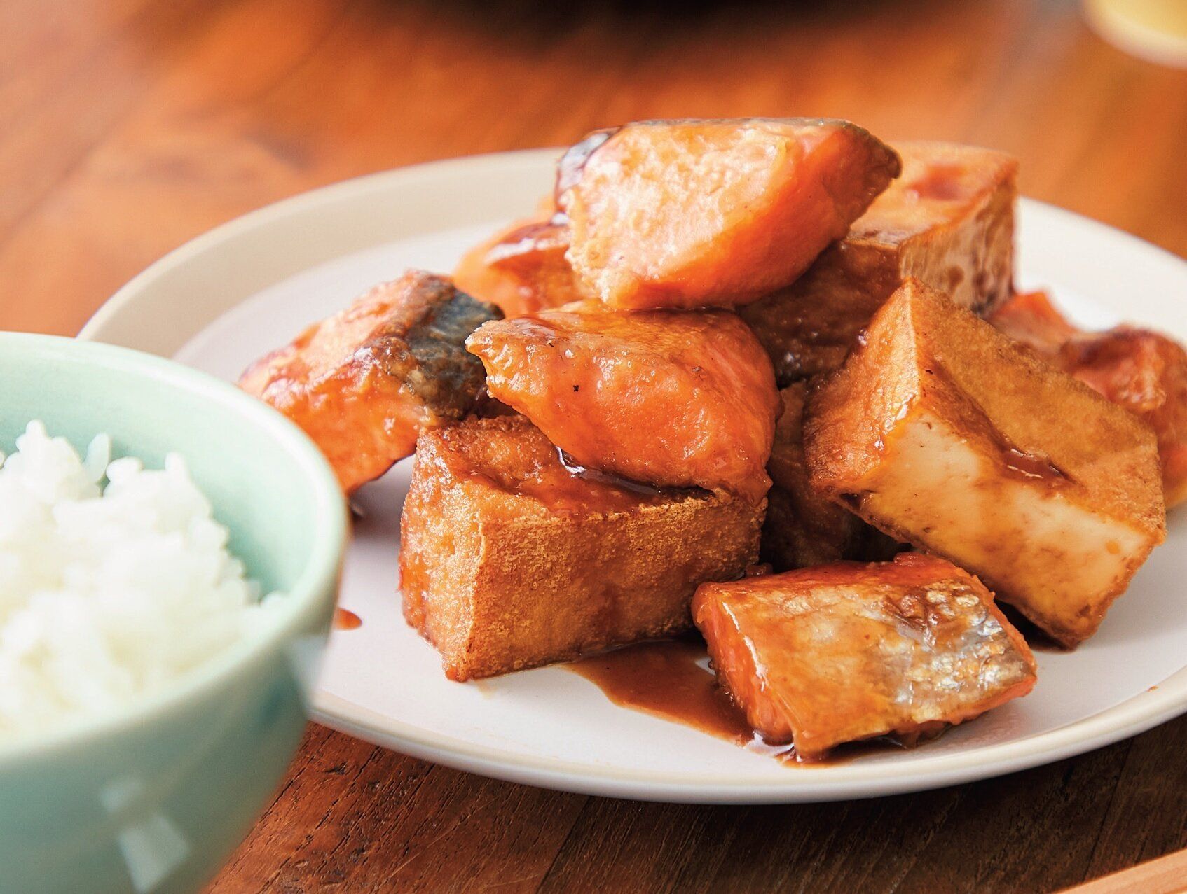 塩抜きすれば甘辛味にもできちゃう！塩鮭と厚揚げの照り焼き