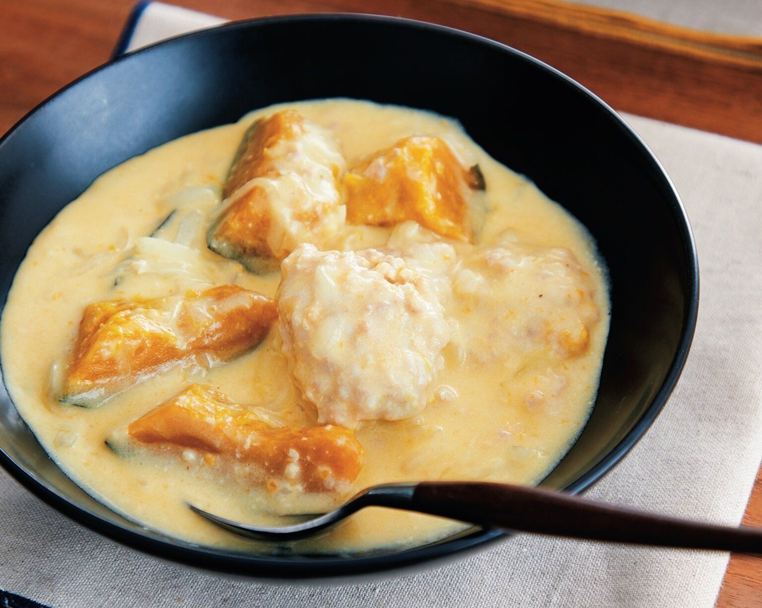 ぐるぐる混ぜてスープに落とすだけ！丸めない肉だんごのクリーム煮