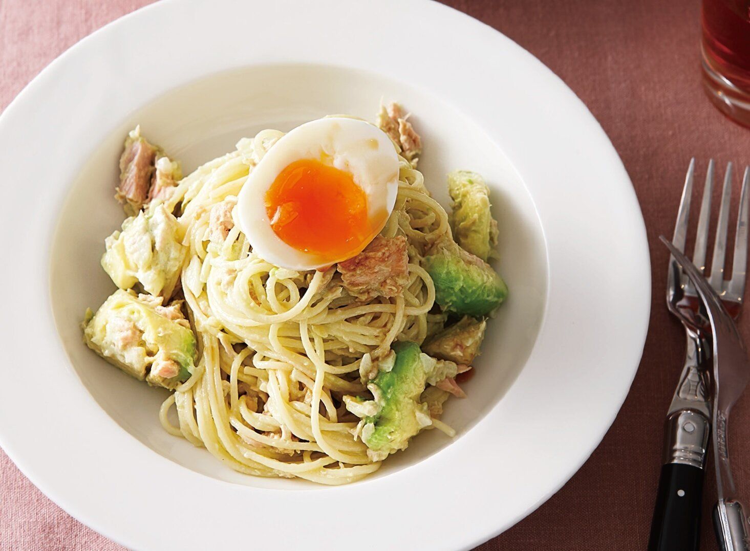 ゆでて冷やして混ぜるだけで簡単！アボカドツナ卵パスタ