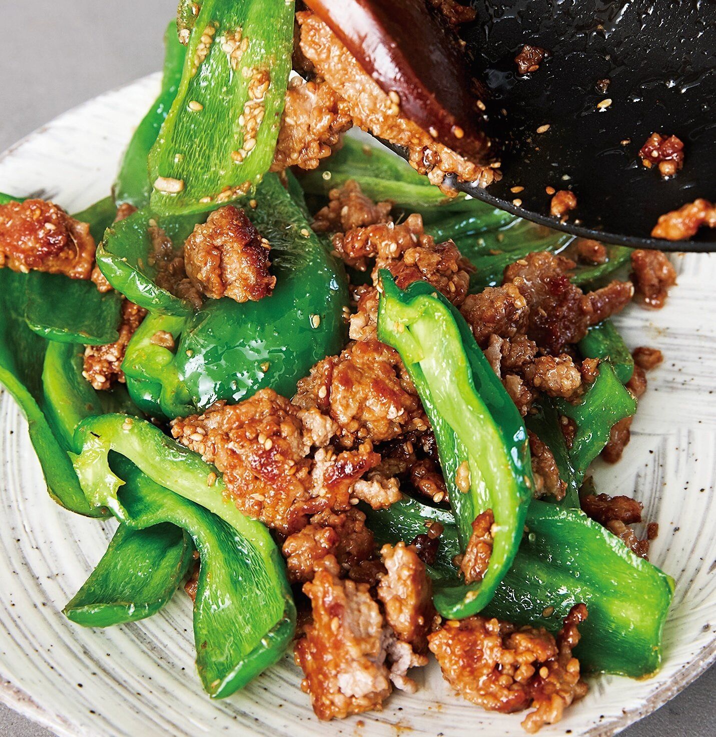 味がこくうま！ごろごろひき肉とピーマンの中国風ごまみそ炒め