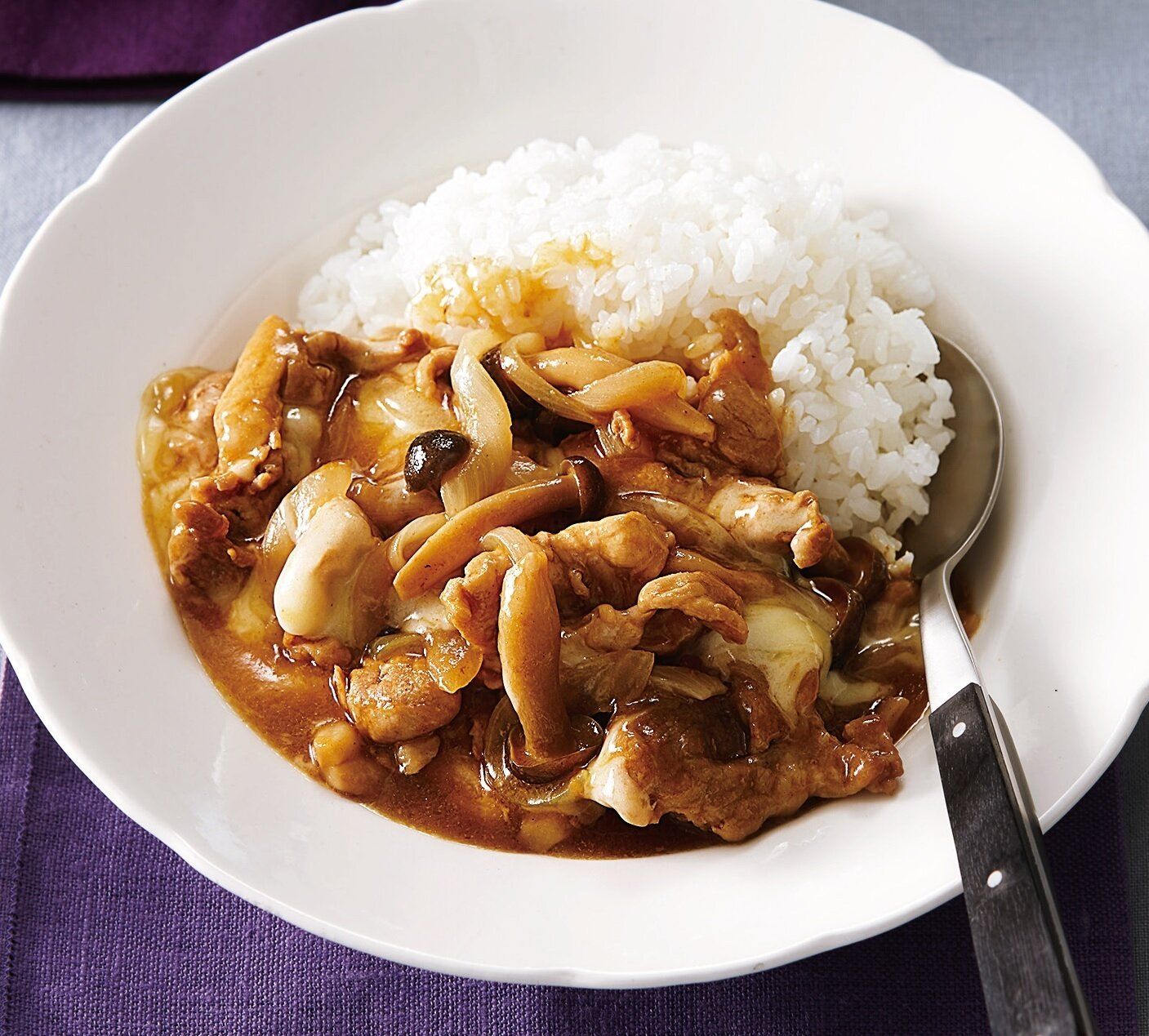 時短＆栄養のバランスもバッチリ！豚肉としめじのチーズカレー
