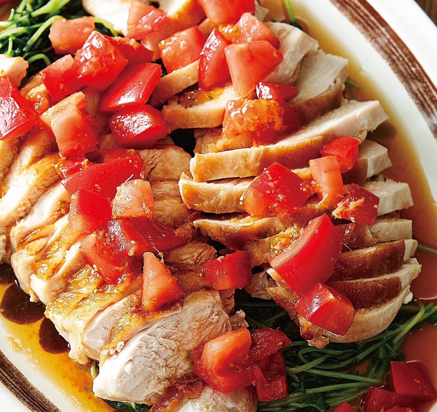 香味野菜入りたれで食欲増進！鶏胸肉のフライパン蒸しトマトだれ